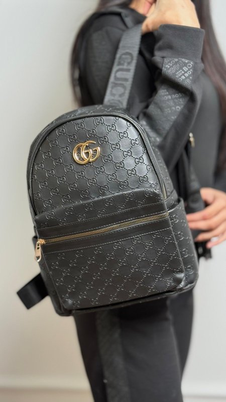 شنطة ظهر وسط ماركة